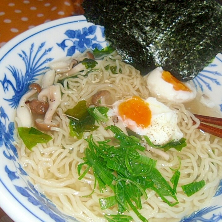 しめじとねぎの塩ラーメン